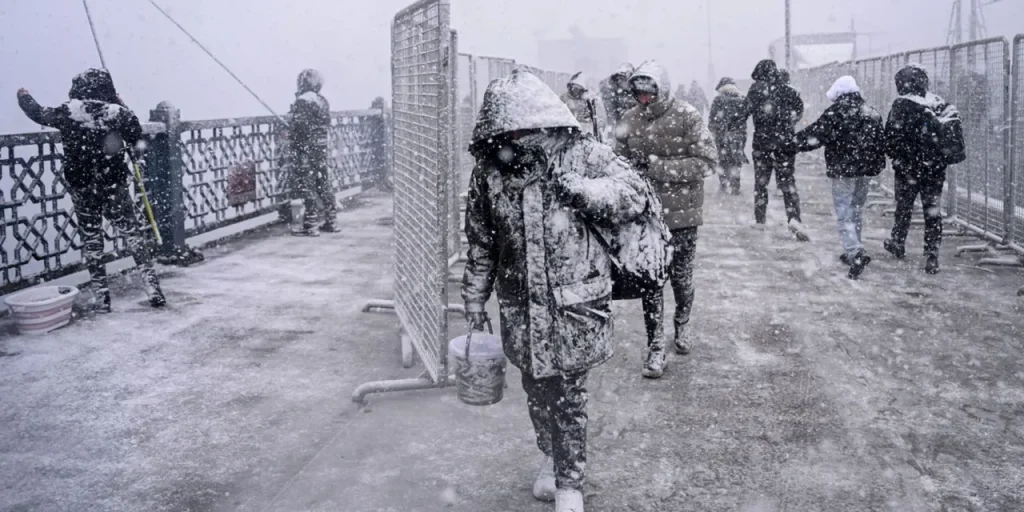 Nevicata di Capodanno a Istanbul: i quartieri europei e asiatici avvolti dal bianco