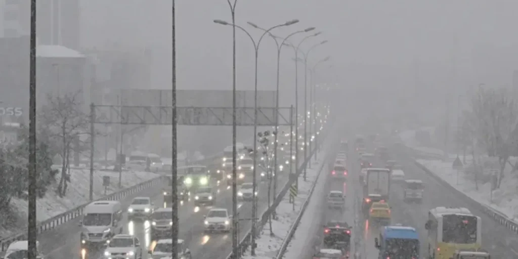 Neve causa rallamento del traffico su autostrada Şile-Ömerli a Istanbul