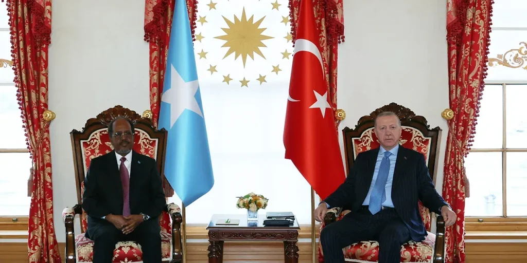 Presidente turco Erdoğan accoglie il presidente somalo Mahmud per rivedere le relazioni bilaterali