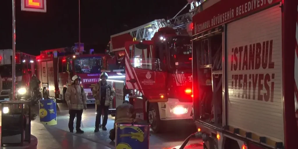 Incendio all'ingresso di hotel di 27 piani a Sultangazi: 4 persone in ospedale