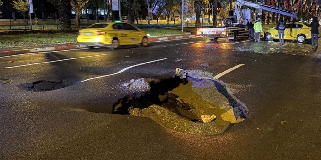 İstanbul'da sağanak etkisi! Vatan Caddesi'nde yol çöktü