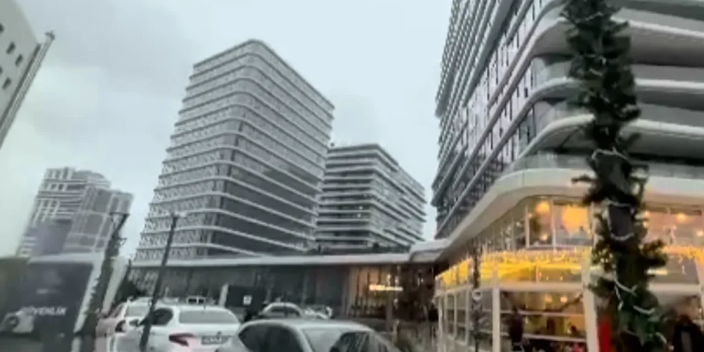 Pacchetto di spedizione esploso in complesso abitativo di Istanbul, due feriti