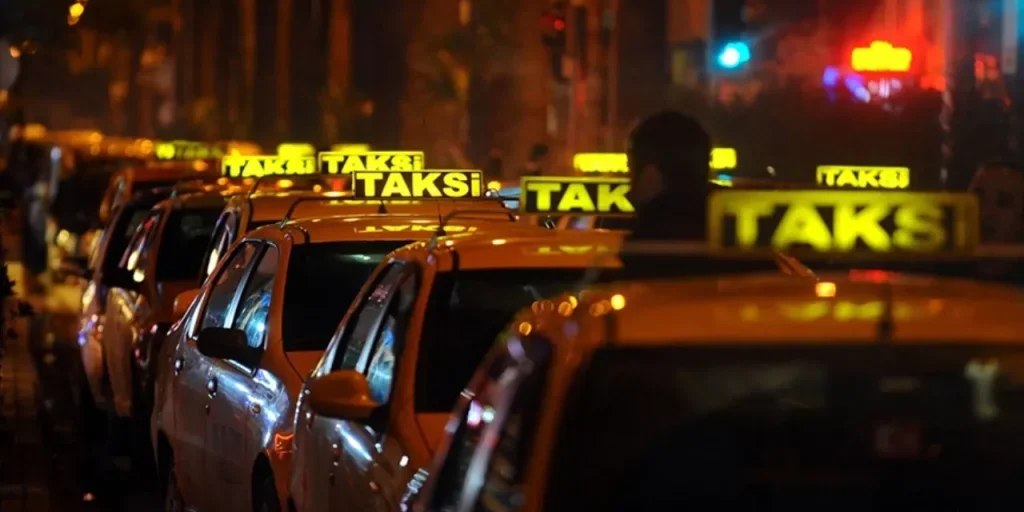 Tassisti di Istanbul chiedono aumento del 30% delle tariffe a partire dal 2026