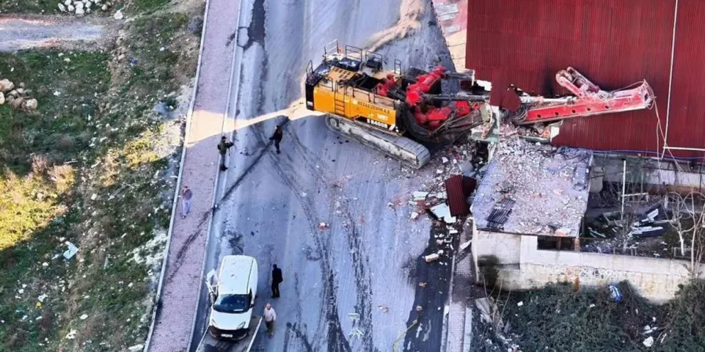 Ponte di gru cade dal camion a Istanbul, colpisce veicoli e edificio