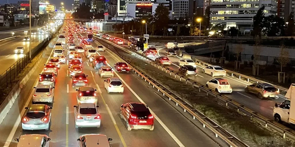 Congestione del traffico a Istanbul al 90 % il primo giorno lavorativo della settimana
