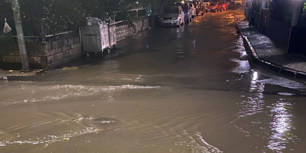 Pioggia Torrenziale Devasta Istanbul: Allagamenti e Difficoltà per i Cittadini