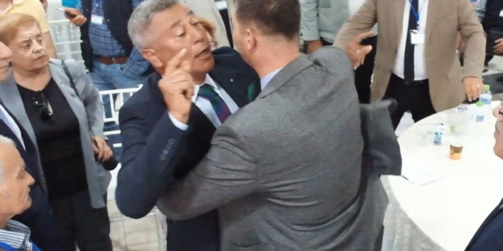 İyi Parti kongresinde gerginlik! Kürsüyü devirip birbirlerine girdiler