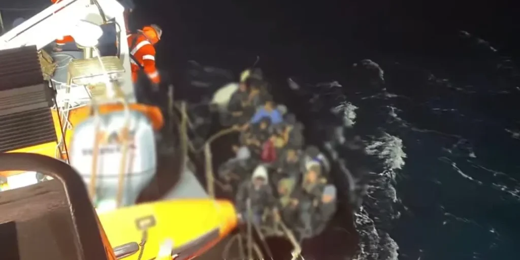 Incidente in mare vicino Izmir: 37 migranti salvati, 1 morto e 7 scomparsi