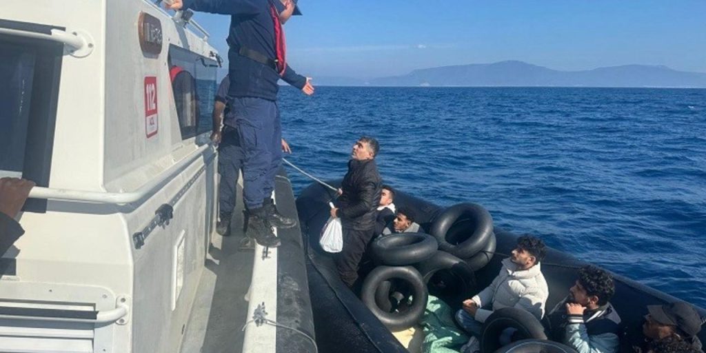 Salvataggio e cattura di migranti al largo di İzmir: 14 persone salvate e 35 arrestate dalla Guardia Costiera