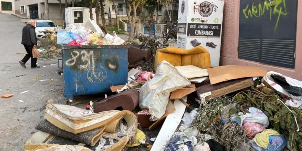 Accumulo di rifiuti nei parchi di Buca, Izmir: impatti sulla salute e sull’ambiente