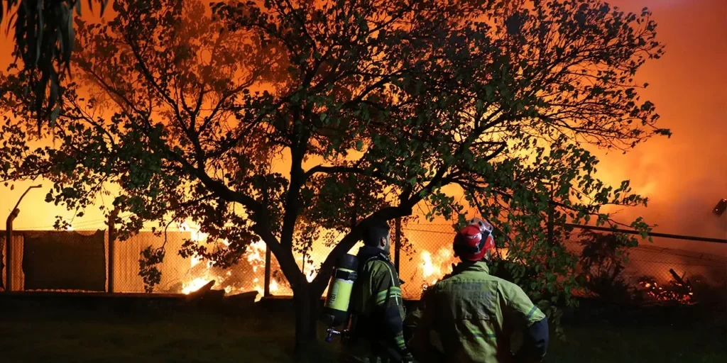 Incendio in deposito di rifiuti a Menemen, Izmir: vigili del fuoco in azione