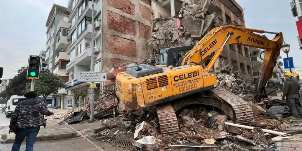 Demolizione a Balçova causa danni a appartamento adiacente: il Comune copre le spese