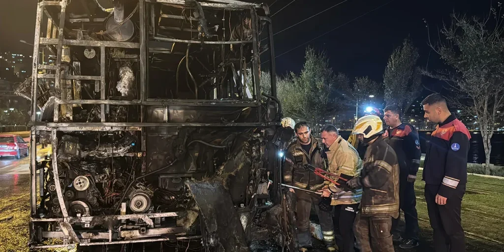 Incendio su autobus ESHOT a Izmir: passeggeri evacuati e traffico bloccato