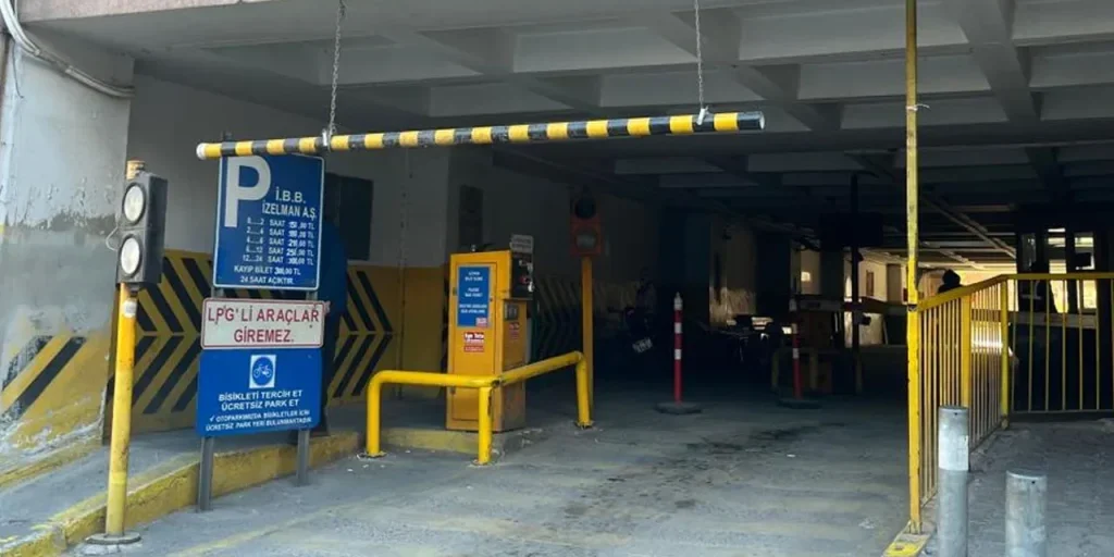 Aumento record dei prezzi dei parcheggi a Izmir a partire dal 2026