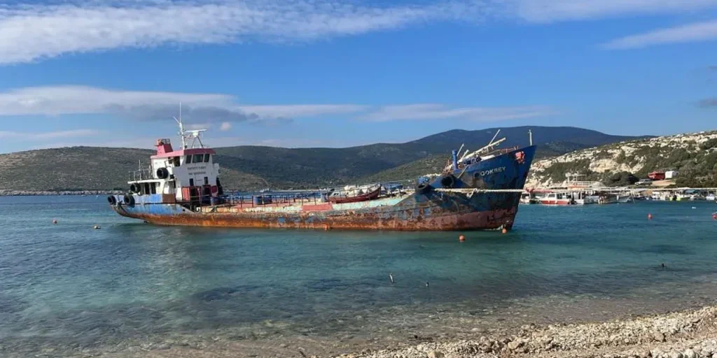 Nave da rottami con amianto si frantuma sul litorale protetto di Demircili, Izmir