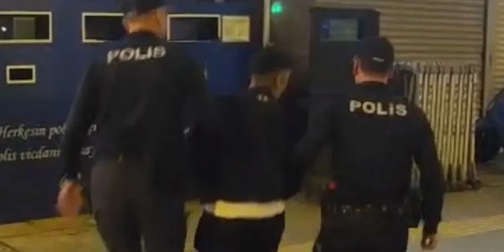 Un ragazzo di 16 anni arrestato a Izmir con condanna di 50 anni di reclusione