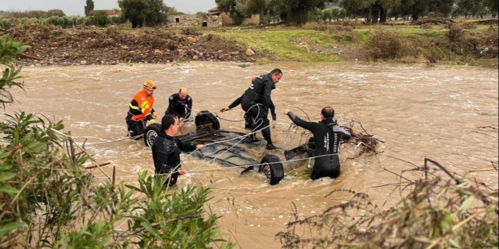 İzmir'deki selde acı detay: Kızıyla konuşurken sulara kapıldı
