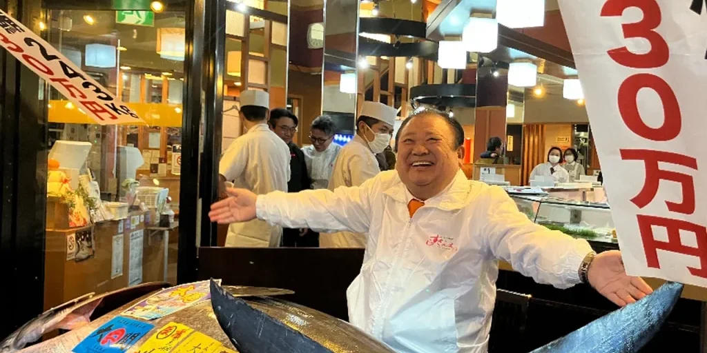 Tonno blu di 243 kg venduto al mercato di Toyosu per 510,3 milioni di yen: record di prezzo