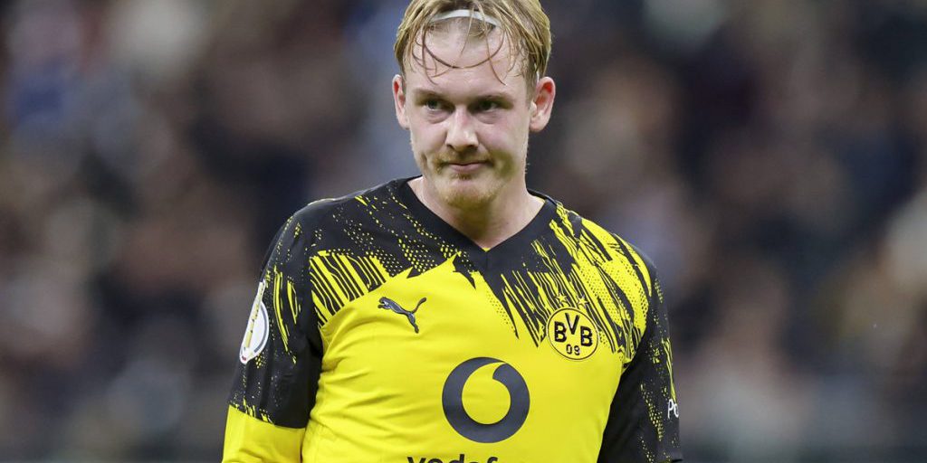 Il Futuro di Julian Brandt nel Calcio: Ritorno al Borussia Dortmund o Nuova Avventura? 
Introduzione
La carriera del calciatore tedesco Julian Brandt è attualmente caratterizzata da un'incertezza che ha generato grande interesse tra gli appassionati di calcio. Recentemente, sono emerse voci insistenti riguardo a un suo possibile ritorno al Borussia Dortmund, squadra in cui ha già giocato in passato.

Approfondimento
Julian Brandt, stella del Borussia Dortmund, è al centro di speculazioni riguardanti il suo futuro nel club. Le voci di un suo ritorno stanno generando grande interesse tra i tifosi e gli appassionati di calcio, che si chiedono cosa questo potrebbe significare per la squadra e per la stagione a venire.

Possibili Conseguenze
Se le voci di un ritorno di Julian Brandt si concretizzassero, potrebbero avere un impatto significativo sulla squadra e sulla stagione a venire. La sua presenza potrebbe influenzare la strategia di gioco e la dinamica della squadra, portando potenziali benefici o sfide per il club.

Opinione
Non è chiaro cosa il futuro riservi a Julian Brandt, ma è certo che le sue scelte avranno un impatto significativo sulla sua carriera e sulla squadra che sceglierà di rappresentare. La decisione di ritornare al Borussia Dortmund o di intraprendere una nuova avventura potrebbe essere influenzata da vari fattori, tra cui le esigenze personali e professionali del giocatore.

Analisi Critica dei Fatti
È importante notare che, al momento, non ci sono conferme ufficiali riguardo alle intenzioni di Julian Brandt. Le voci di un suo ritorno sono solo speculazioni e non devono essere prese come fatti certi. È fondamentale attendere annunci ufficiali o conferme dirette dal giocatore o dal club per avere una visione chiara della situazione.

Relazioni con altri fatti
La situazione di Julian Brandt potrebbe essere influenzata da altri fattori, come la strategia del club e le esigenze della squadra. È importante considerare tutti gli aspetti coinvolti, tra cui le prestazioni della squadra, le scelte tattiche e le dinamiche interne, per comprendere appieno la situazione e le possibili conseguenze di un suo ritorno.

Contesto storico
Julian Brandt ha già giocato per il Borussia Dortmund in passato e ha avuto un impatto significativo sulla squadra. La sua possibile ritorno potrebbe essere vista come un ritorno alle origini per il giocatore, che potrebbe riportare una nuova energia e una rinnovata motivazione alla squadra.

Fonti
Le informazioni su Julian Brandt sono state prese dal sito Bild.de. Per ulteriori informazioni, si prega di visitare il sito ufficiale del Borussia Dortmund o altre fonti attendibili, come borussia-dortmund.de, per rimanere aggiornati sulle ultime notizie e sviluppi riguardanti la squadra e i suoi giocatori.