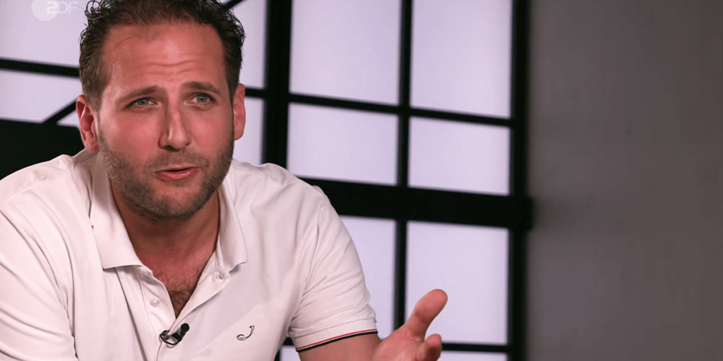 Dieci anni di passione e dedizione: Julian Schmitz-Avila celebra il suo decennale nel programma "Bares für Rares"