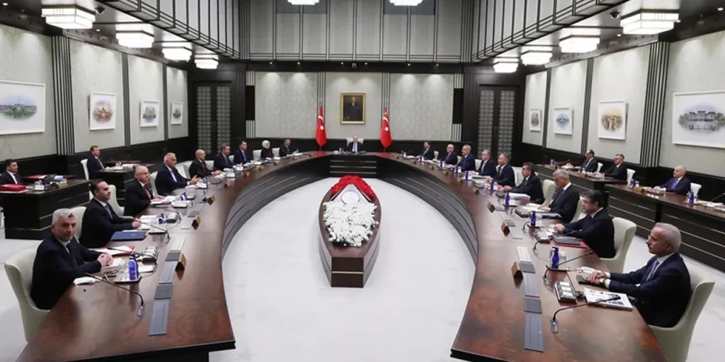 Cabineto turco si riunisce a Beştepe per discutere l’incidente aereo che ha ucciso 20 soldati e il progetto “Terörsüz Türkiye”