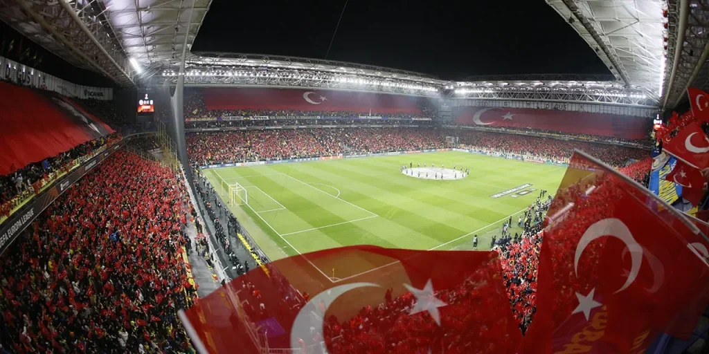 Fenerbahçe riempie lo stadio di Kadıköy di rosso e bianco in vista della Champions League contro Aston Villa