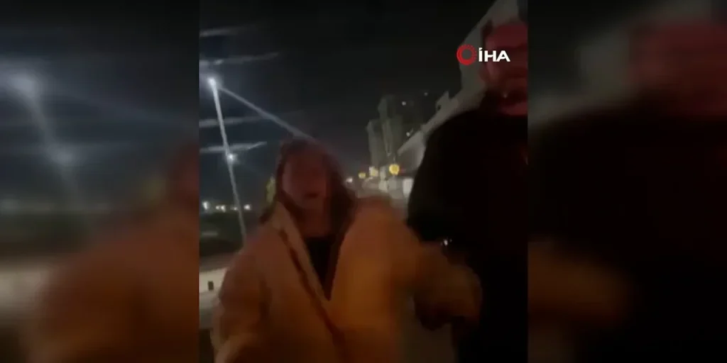 Conflitto tra due automobiliste: una calcia il veicolo altrui sul marciapiede