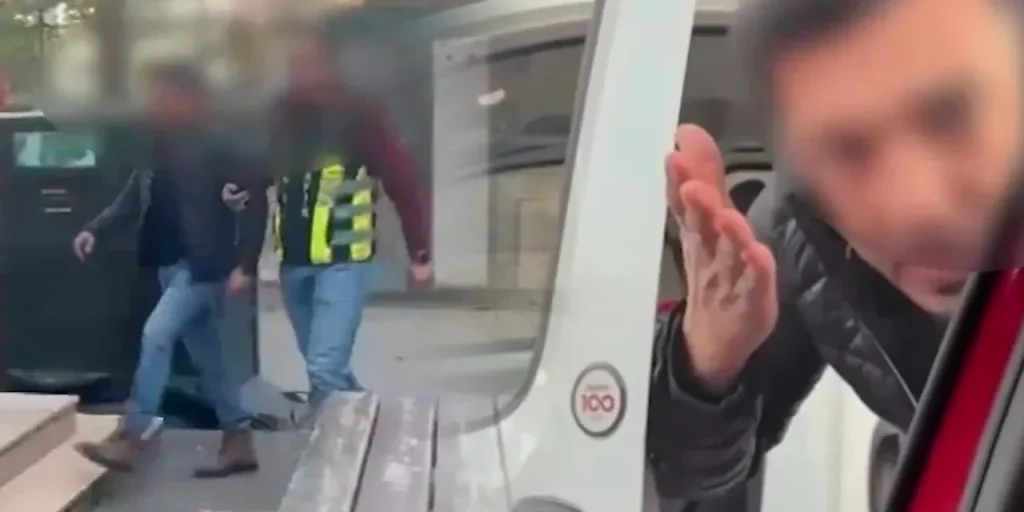 Poliziotto arrestato per aggressione a una donna in auto a Istanbul: 180.000 lira di multa e sospensioni amministrative