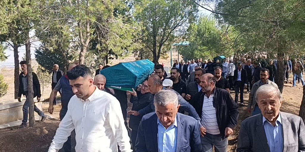 Doppio omicidio a Kahramanmaraş: una tragedia che scuote la comunità e solleva interrogativi sulla violenza contro le donne 

Approfondimento
L'evento ha scosso la comunità locale, che è stata colpita dalla brutalità del crimine. La violenza contro le donne è un problema grave e diffuso in molti paesi, e questo caso ha sollevato nuovamente l'attenzione sull'importanza di proteggere i diritti e la sicurezza delle donne.

Possibili Conseguenze
Il caso potrebbe avere conseguenze legali e sociali significative. Le autorità potrebbero prendere misure più severe per prevenire la violenza contro le donne e proteggere le vittime di abuso. Inoltre, la comunità potrebbe essere più consapevole dell'importanza di supportare le donne vittime di violenza e di promuovere una cultura di rispetto e uguaglianza.

Opinione
È fondamentale che la società si mobiliti per prevenire la violenza contro le donne e proteggere le vittime di abuso. È necessario un cambiamento culturale e sociale per promuovere una cultura di rispetto e uguaglianza.

Analisi Critica dei Fatti
I fatti del caso sono stati confermati dalle autorità e dai testimoni. La violenza contro le donne è un problema grave e diffuso, e questo caso è solo uno degli esempi più recenti.

Relazioni con altri fatti
Il caso è simile ad altri casi di violenza contro le donne che sono stati segnalati in diverse parti del mondo. La violenza contro le donne è un problema globale che richiede una risposta coordinata e efficace.

Contesto storico
La violenza contro le donne ha una lunga storia e è stato un problema persistente in molte società. Tuttavia, negli ultimi anni, ci sono stati progressi significativi nella lotta contro la violenza contro le donne, grazie alle campagne di sensibilizzazione e alle iniziative di supporto alle vittime.

Fonti
Il caso è stato segnalato da diverse fonti, tra cui Haberler.com. La fonte originale dell'articolo è Haberler.com.