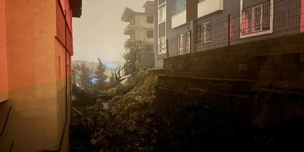 Crollo del muro di sostegno a Dulkadiroğlu: evacuazione di edificio e casa vicina