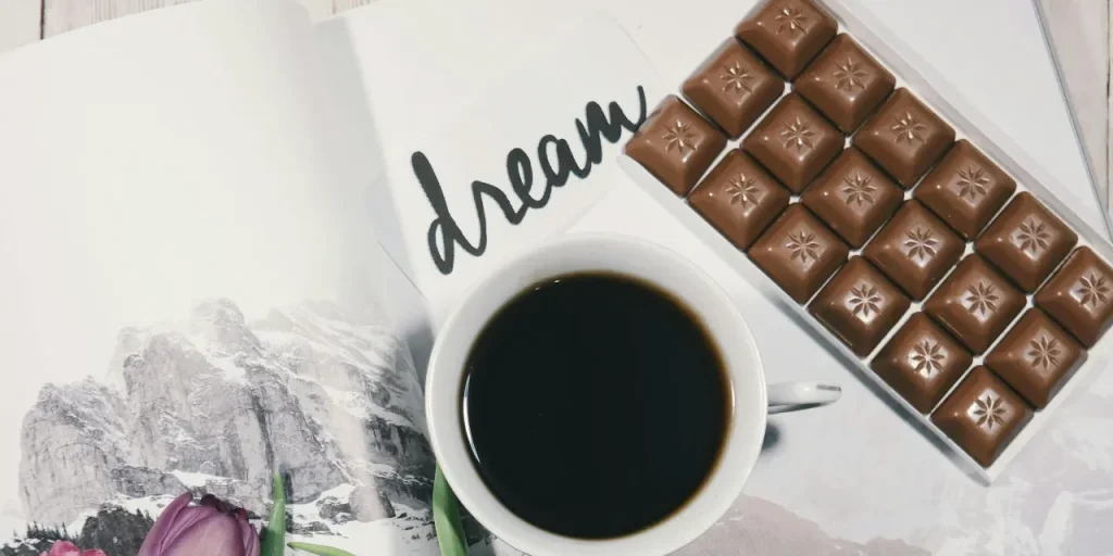 Consumo di caffè e cioccolato insieme: rischi per cuore, stomaco e sonno