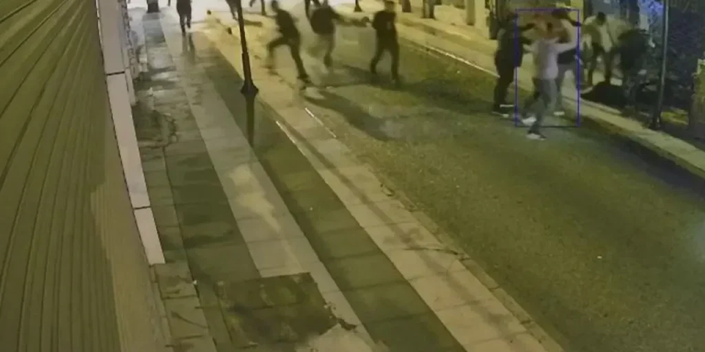 Video mostra rissa: gruppo aggredisce con bastone, scatenando calci e pugni