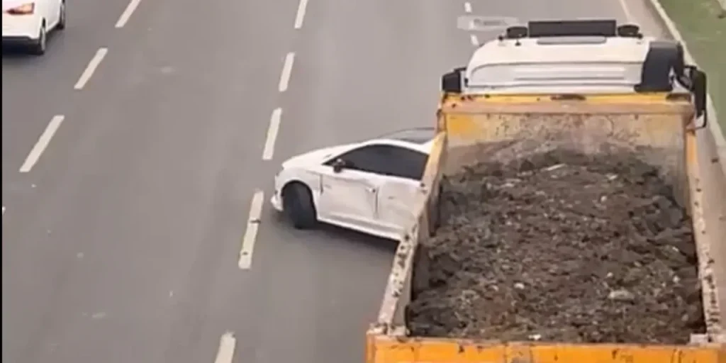 Incidente stradale: camion urta auto, la trascina per 100 metri e l’autista subisce una crisi nervosa