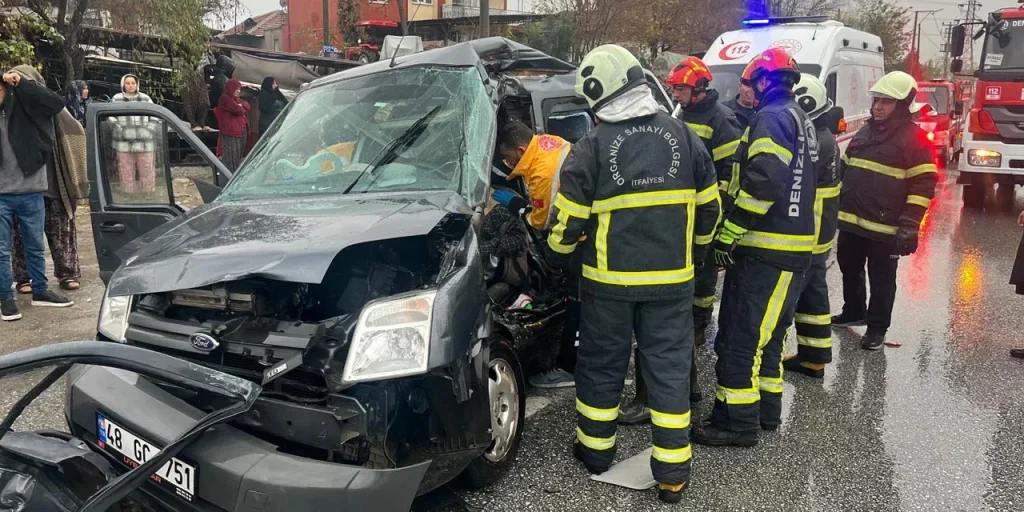 Incidente a Denizli: camion fuori carreggiata, una morte e due feriti dopo collisione con veicolo leggero