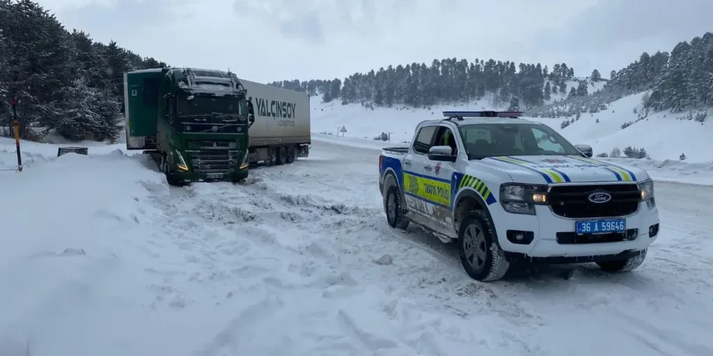Neve intensa chiude le strade di Kars e i collegamenti con la Georgia