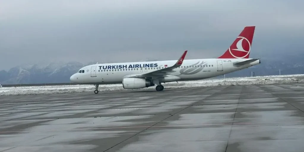 Neve blocca l'aeroporto di Şırnak: dopo tre giorni il primo volo atterra