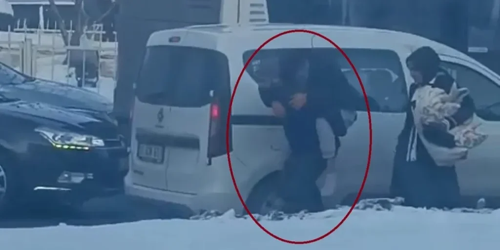 Cittadino trasporta paziente su dorso a causa di neve che blocca la strada a Diyarbakır