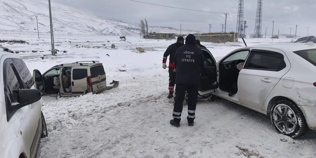 Incidente stradale a Kavaktepe, Iğdır: 3 persone ferite