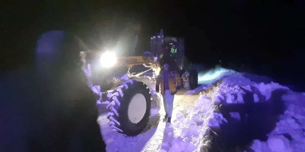 Sivas: anziano di 75 anni trasportato a piedi all'ospedale mentre le strade chiuse per la neve