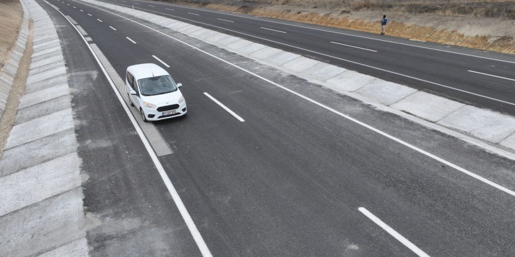 Kara yolunda bu şeridi kullanan "Mehter Marşı" dinliyor