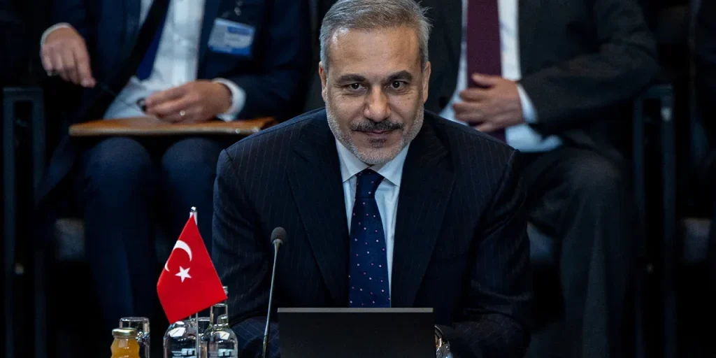 Attacchi alle navi nel Mar Nero minacciano sicurezza e commercio, secondo il ministro turco Fidan