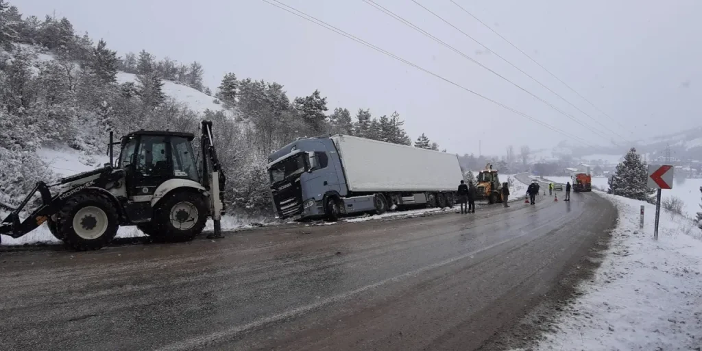 Camion di bottiglie di vino cade sul ghiaccio, salvato da due macchine da costruzione