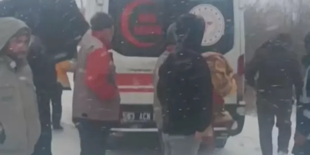 Trasporto di paziente in condizioni di neve: coperta usata per proteggere dal freddo