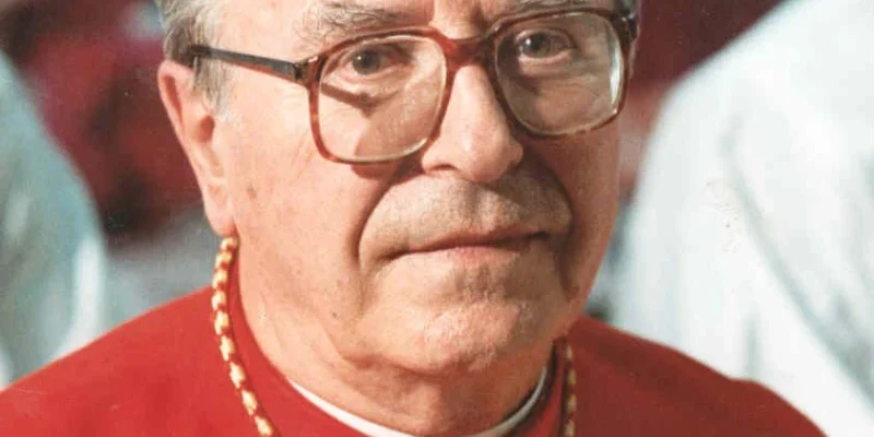 Il coraggio del cardinale Ján Korec: 10 anni dopo la sua morte, un esempio di fede e dedizione

Approfondimento
La vita e il ministero del cardinale Ján Korec sono un esempio di coraggio e dedizione alla fede in un contesto di persecuzione e oppressione. La sua storia è un promemoria della importanza della libertà religiosa e della necessità di proteggere i diritti umani.

Possibili Conseguenze
La morte del cardinale Korec ha avuto un impatto significativo sulla comunità cattolica in Slovacchia e nel mondo. La sua eredità continua a ispirare i credenti a vivere la loro fede con coraggio e convinzione, anche di fronte alle sfide e alle persecuzioni.

Opinione
La storia del cardinale Korec è un esempio di come la fede possa essere vissuta in modo autentico e coraggioso, anche in condizioni di difficoltà e persecuzione. La sua dedizione alla Chiesa e alla sua missione è un modello per tutti i credenti.

Analisi Critica dei Fatti
La vita e il ministero del cardinale Korec sono stati caratterizzati da una forte dedizione alla fede e alla Chiesa. La sua storia è un esempio di come la fede possa essere vissuta in modo autentico e coraggioso, anche in condizioni di difficoltà e persecuzione.

Relazioni con altri fatti
La storia del cardinale Korec è collegata a quella di altri martiri e testimoni della fede che hanno vissuto in condizioni di persecuzione e oppressione. La sua eredità continua a ispirare i credenti a vivere la loro fede con coraggio e convinzione.

Contesto storico
La vita e il ministero del cardinale Korec si sono svolti in un contesto di persecuzione e oppressione, durante il regime comunista in Cecoslovacchia. La sua storia è un esempio di come la fede possa essere vissuta in modo autentico e coraggioso, anche in condizioni di difficoltà e persecuzione.

Fonti
La fonte di questo articolo è CNA (Catholic News Agency), un'agenzia di stampa cattolica che fornisce notizie e informazioni sulla Chiesa cattolica e sugli eventi religiosi nel mondo. L'articolo originale può essere trovato al seguente link: https://www.catholicnewsagency.com/