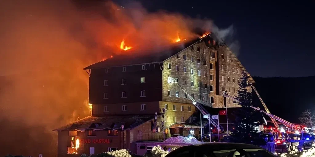 Incendio all'hotel Grand Kartal: 78 morti, nove funzionari indagati e divieto di uscita