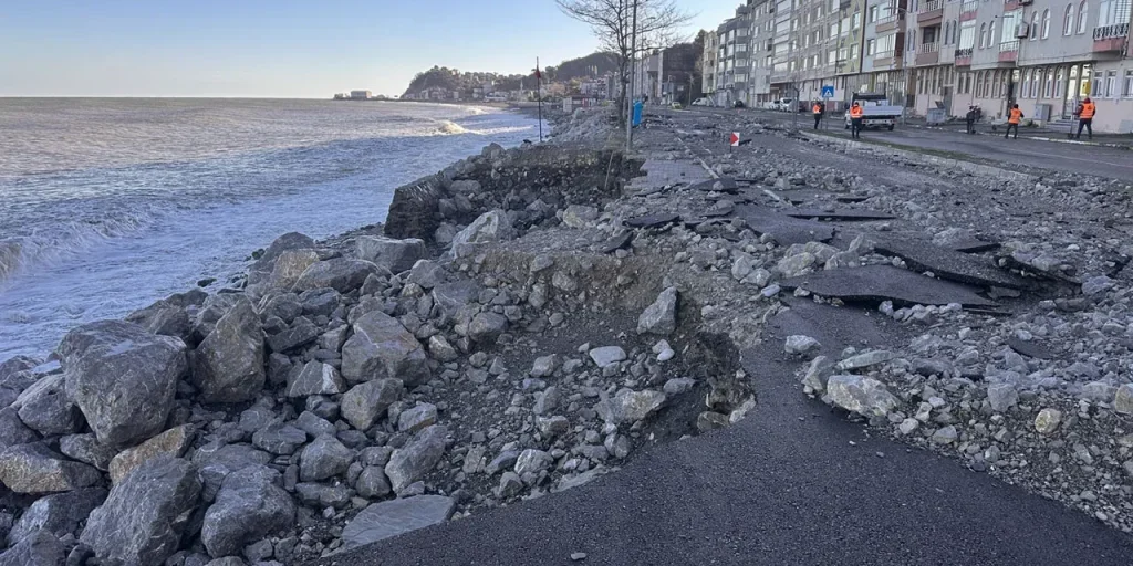 Onde di 8 metri danneggiano la costa di İnebolu, provincia di Kastamonu