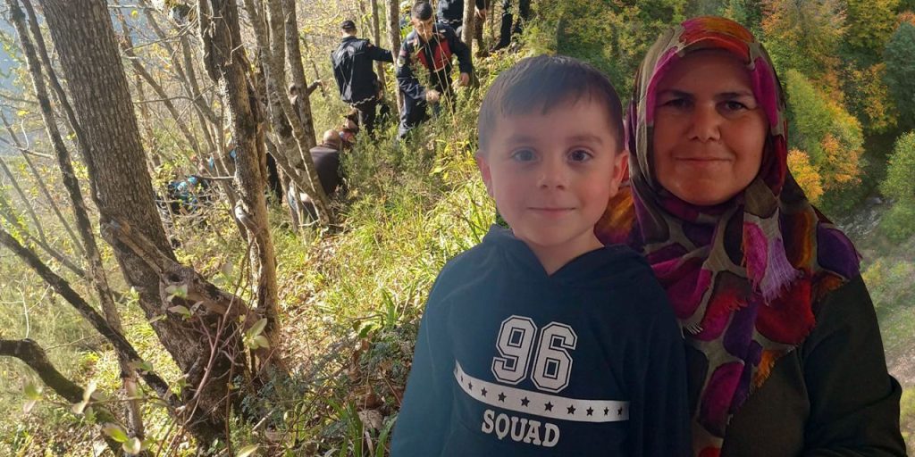 Corpi di madre e figlio trovati grazie all'aiuto di cittadini volontari e corvi dopo 9 giorni di ricerca a Kastamonu