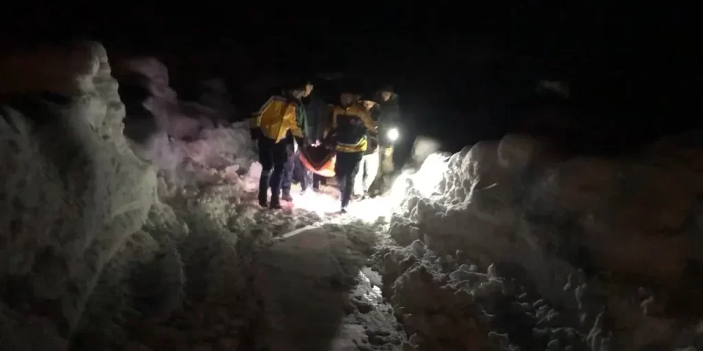Kaymakam apre strada per soccorso di Fatma Alim, 73 anni, in villaggio di Beşağaç