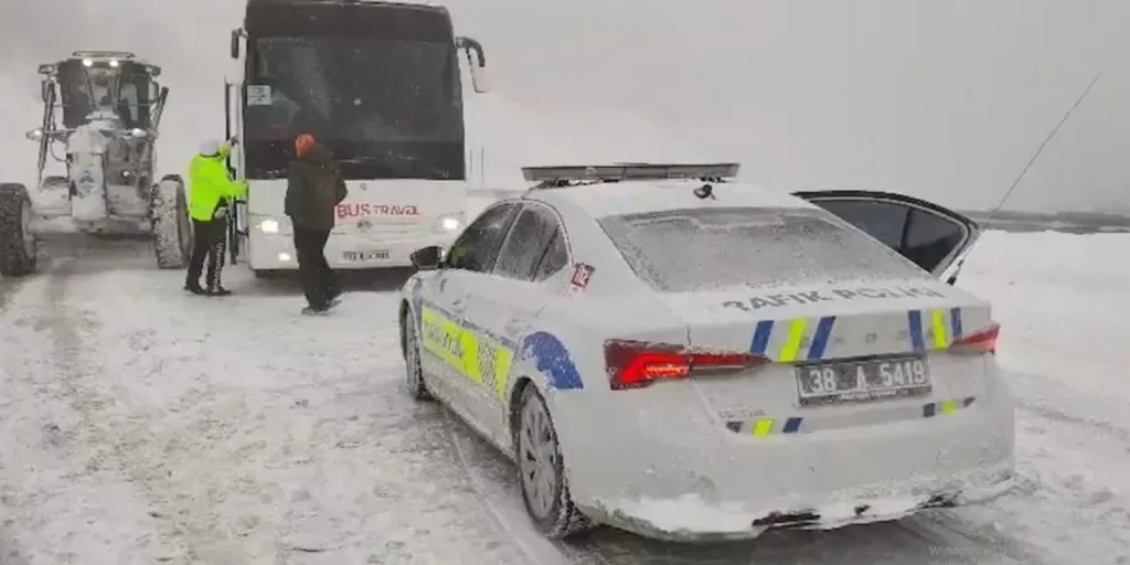 44 passeggeri salvati da autobus in pericolo di congelamento su Erciyes Road, Kayseri