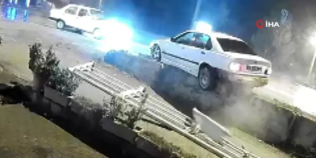 Guidatore fuggito dopo aver causato incidente e lasciato auto sul marciapiede